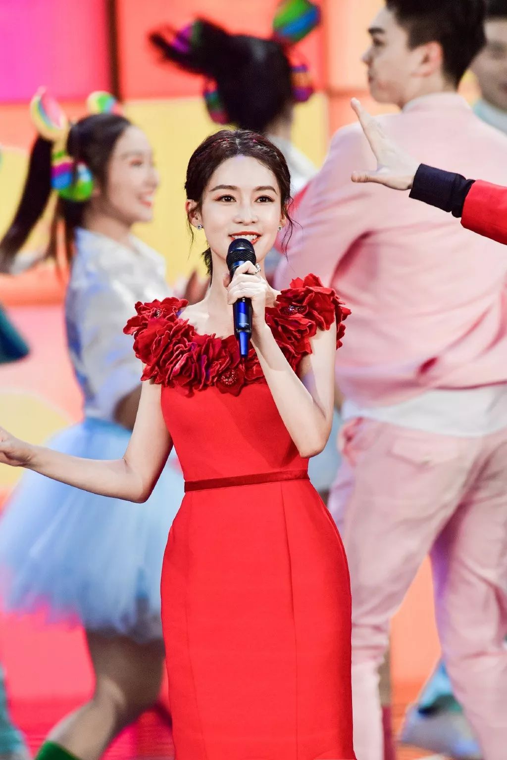 春晚时尚图鉴:热巴杨幂的红裙、王菲刷碗手套和董卿李思思的口红