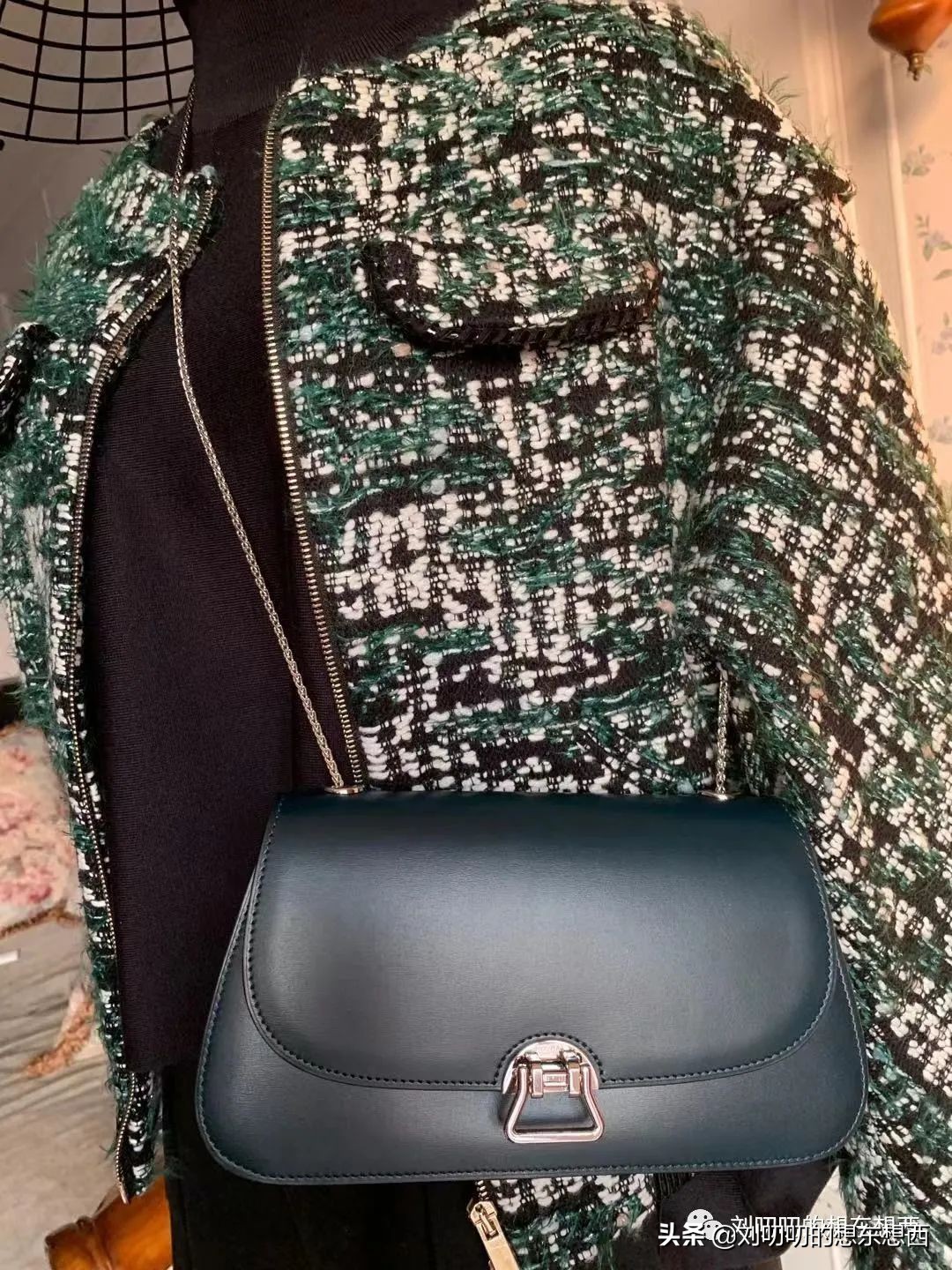 女人背厚夏天适合穿什么样的衣服,宽肩厚背的人穿什么好看