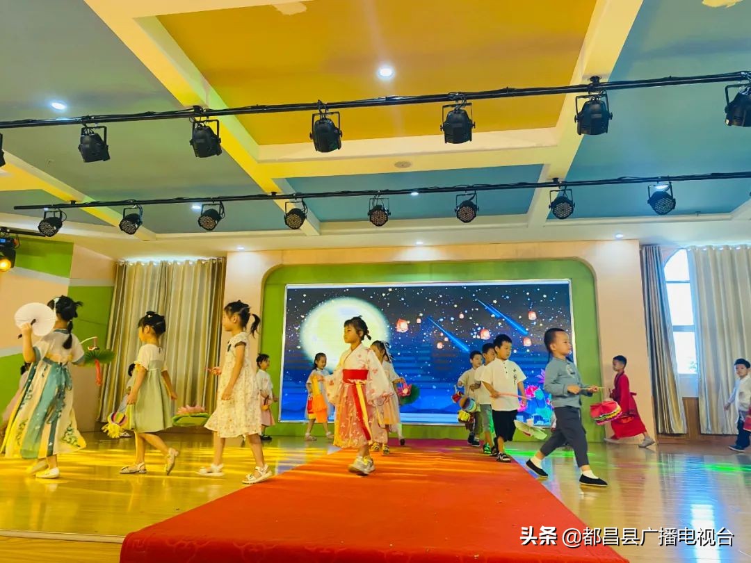 中秋节花灯汉服视频,中秋花灯制作活动