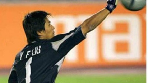 他曾力压两位国门坐稳豪门主力,联赛首轮向对手通风报信