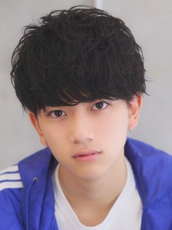 男生发质细软扁塌油腻自然卷发型,男生卷发造型中长发圆脸