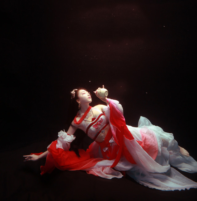水下绝美汉服视频,汉服水下摄影真的太好看了
