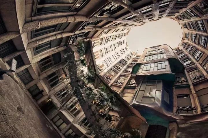 巴塞罗那72小时:住进高迪的幻梦世界