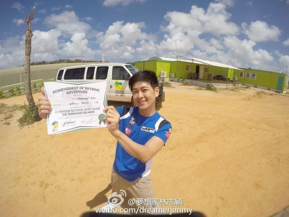 演艺圈里的职业赛车手,他是三个孩子的爸爸的英文怎么说