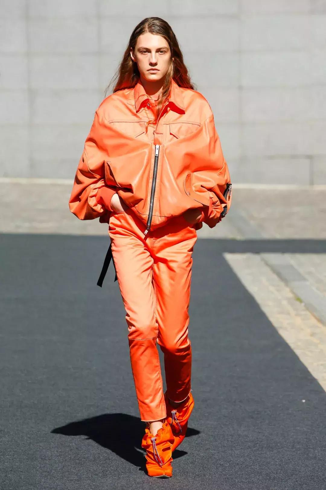 今年爆款皮毛一体女装,高档红色皮毛一体女装新款