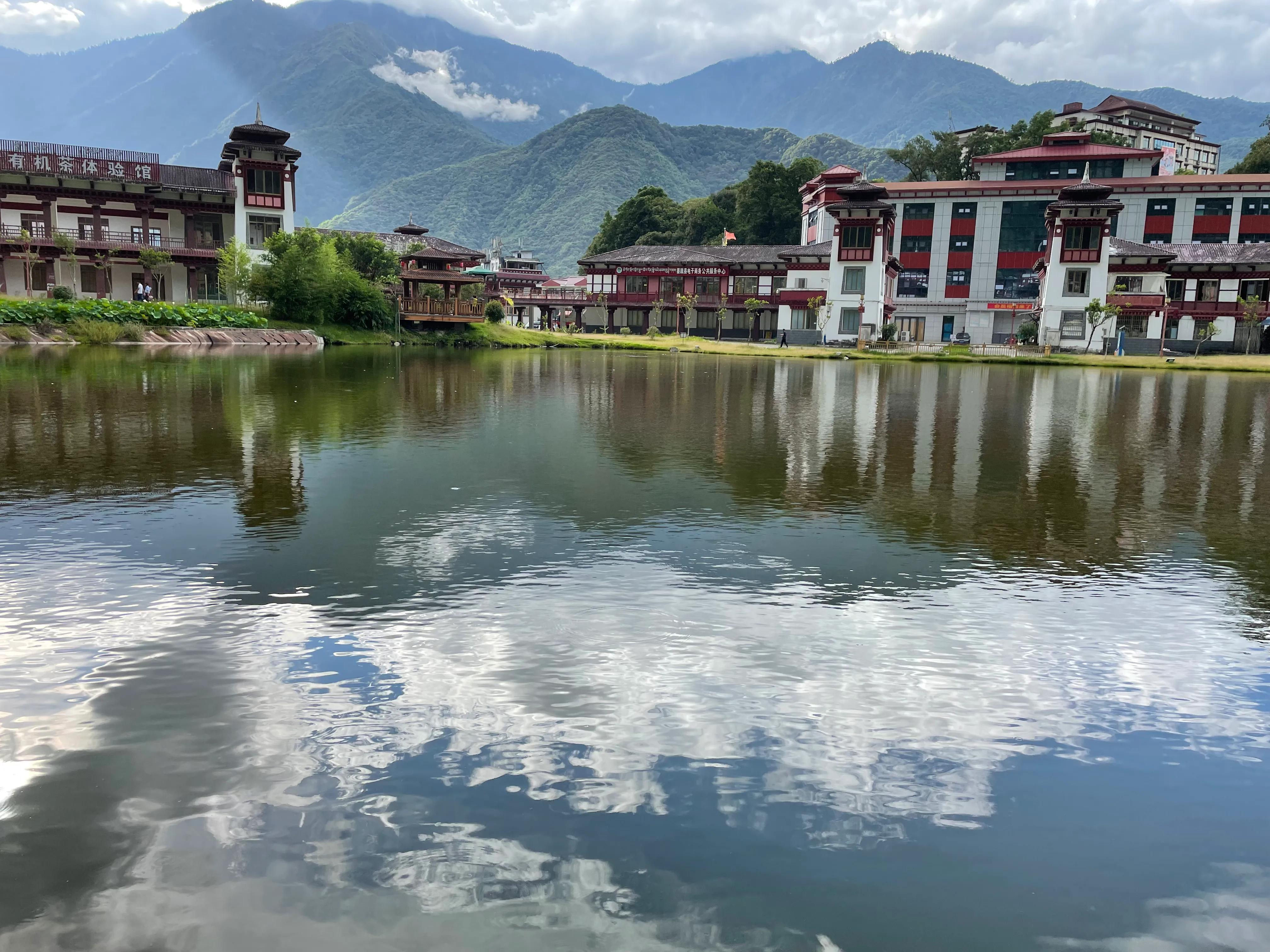 清晨墨脱景色,墨脱莲花公园夜景
