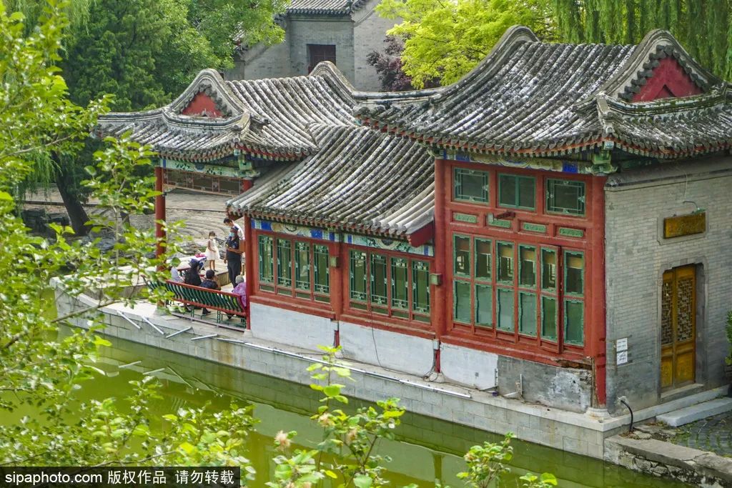 一个地铁站三条线,地铁边的吃喝玩乐