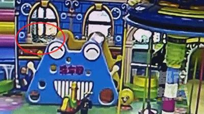 8岁小男孩眼睛被戳伤,3岁孩子游乐场被砸伤