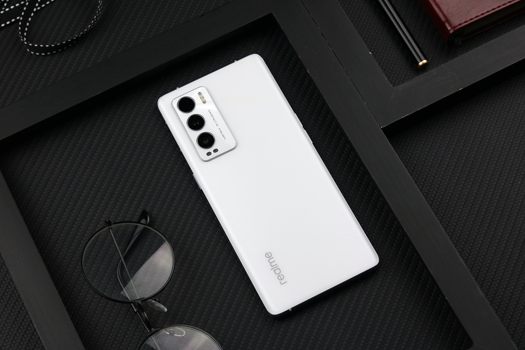 标准“水桶”级配置，realmeGT大师探索版评测，骁龙870+120Hz屏