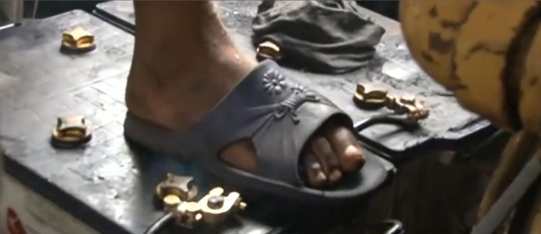 非洲货船严重超载，1700人挤在上面没有厕所，晚上开船用手电照明