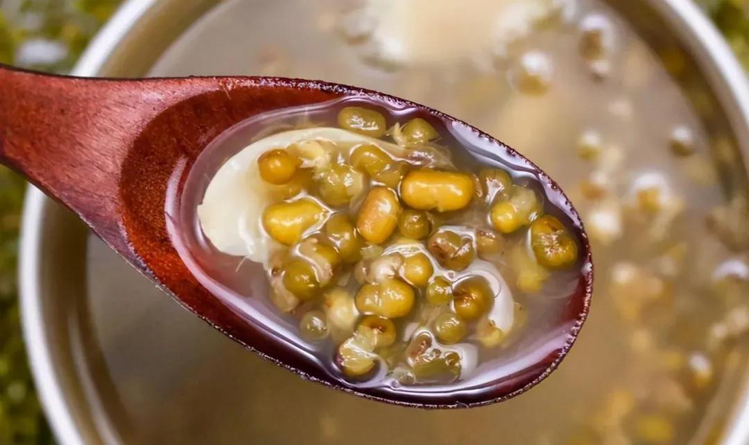 绿豆汤富含蛋白质，所以它能代替牛奶？