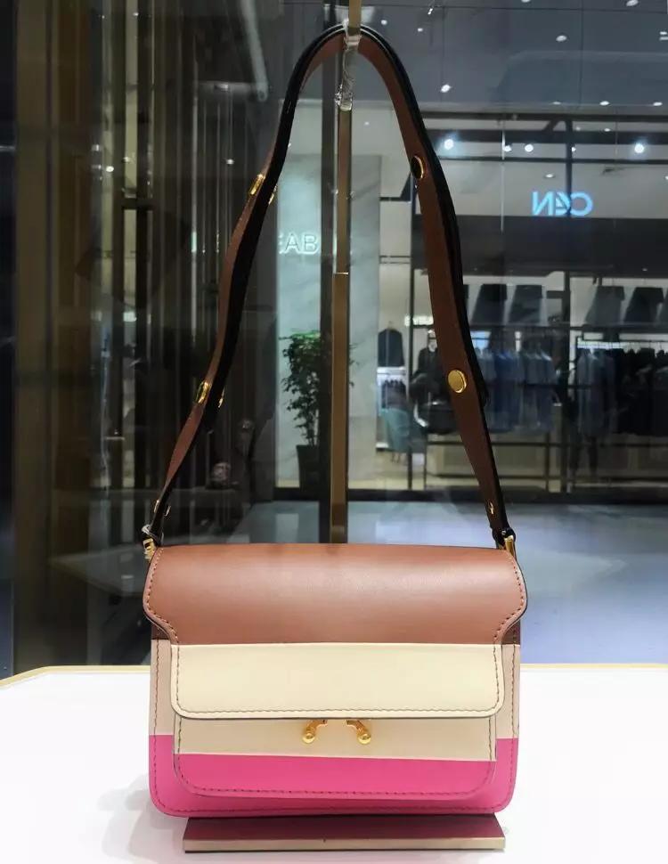 娜扎穿衣搭包包,30多个包包