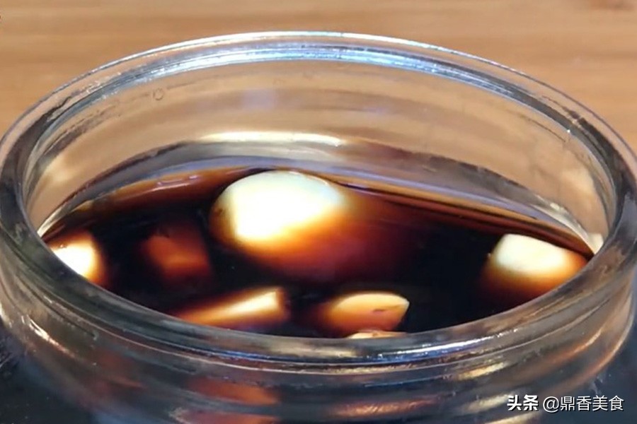 腌腊八蒜第二天上面有浮沫,腌腊八蒜时蒜瓣顶部去掉吗