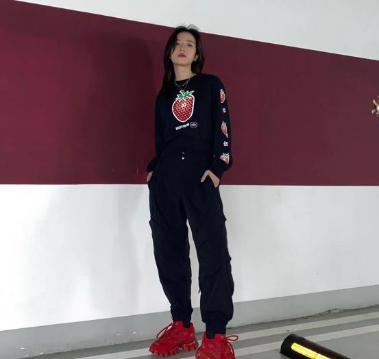 周雨彤寒武纪皮衣,周雨彤庄洁穿搭皮衣