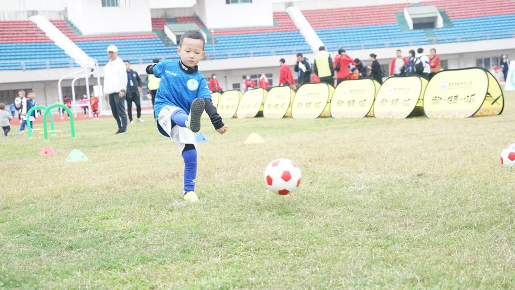 北川永昌幼儿园参加绵阳市首届幼儿足球嘉年华展示大会获佳绩