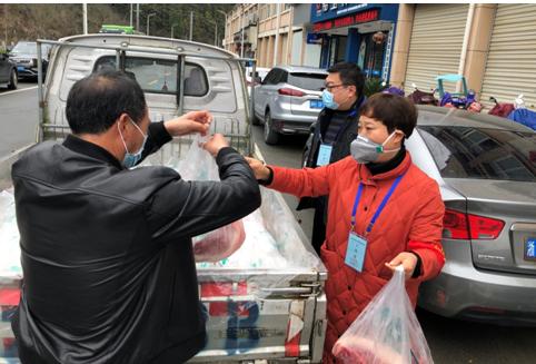 疫情期间特殊群众送温暖,春节期间社区为隔离户送温暖