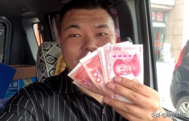 一个人一辆车拉货,一个人一辆小厢货创业