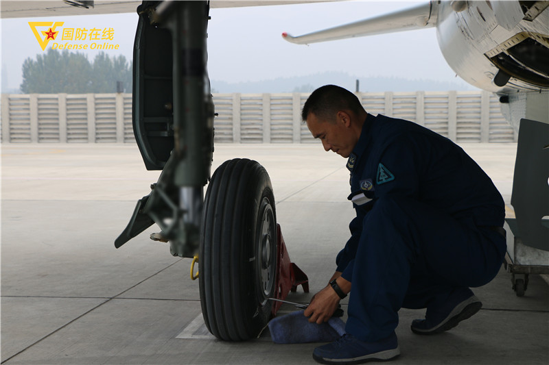 他们是军营“神医”，专治战机各种“疑难杂症”