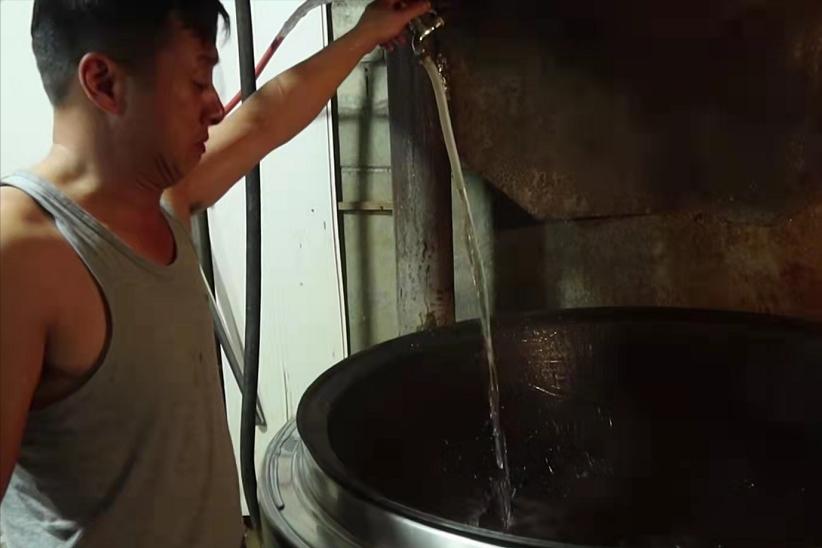 大叔坚持28年卖小吃每天限量350个,80后大叔卖特色小吃