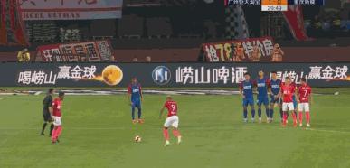 恒*史大**诗级连胜终结！国内球员1v4单挑恒大后防线破门，犹如梅西