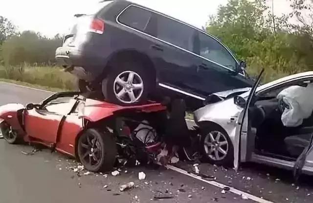 车子借给朋友开竟然发生这种事,网友把钱借给朋友