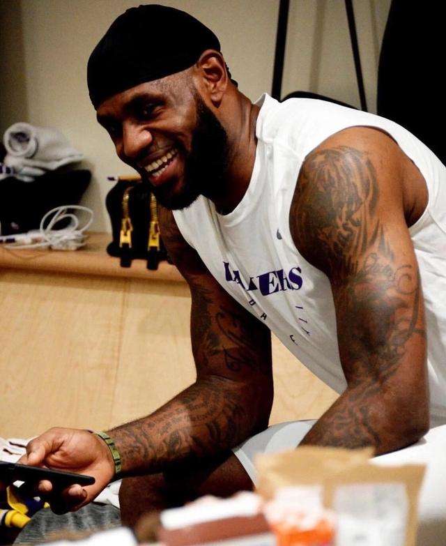 NBA淘宝指南：詹皇的wifi卡、格林的口气清新剂和谁的保温杯枸杞