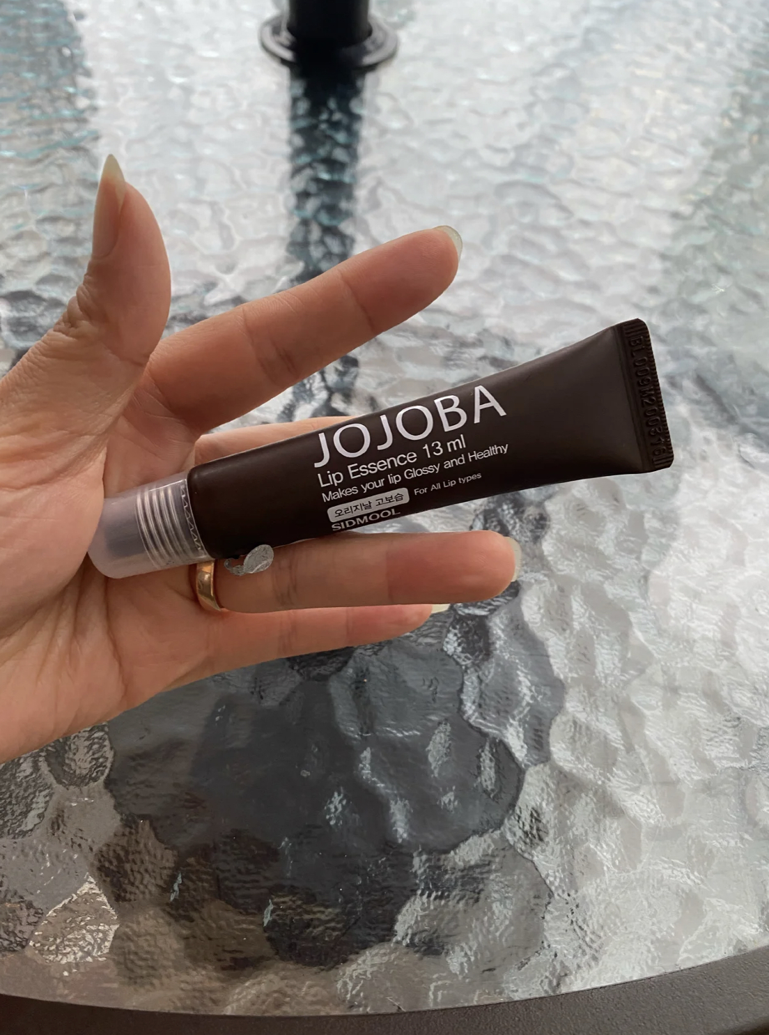 滋润橘色唇膏推荐哪款好用 (平价润唇膏去死皮滋润测评)