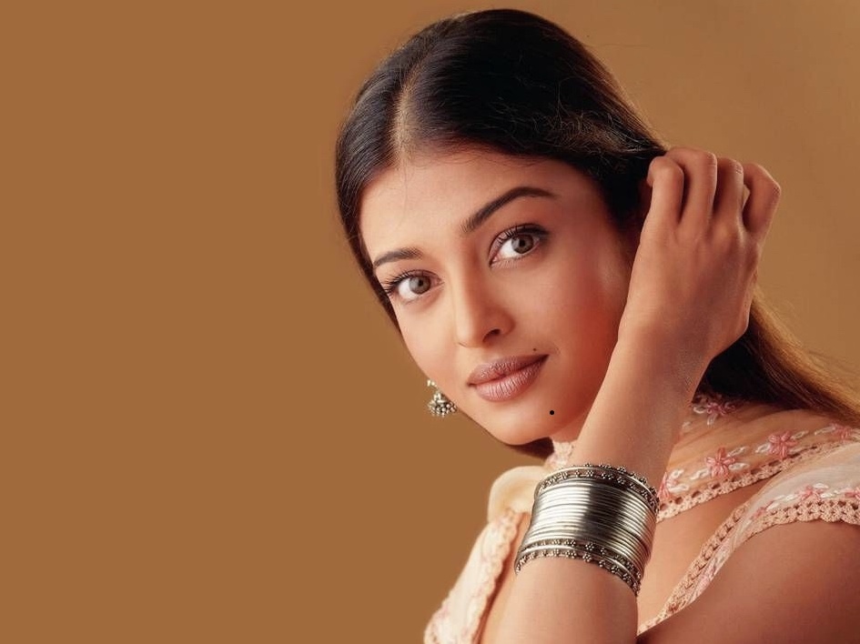 女人脸上哪些部位有痣是最好的,女士脸上哪个位置有痣最好