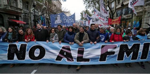 此国每十年一次经济危机白领上街翻垃圾，专抢华人超市过活