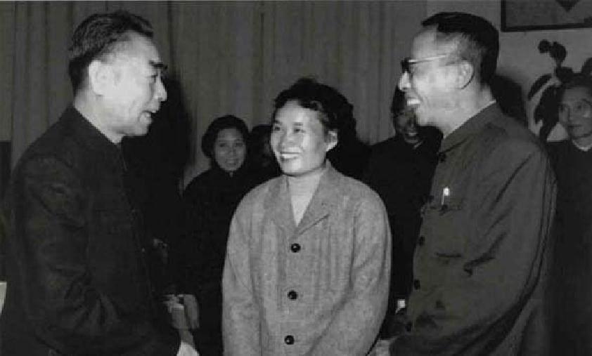 末代皇帝溥仪真被改造成功了？他被特赦后，继子三次探望揭开真相