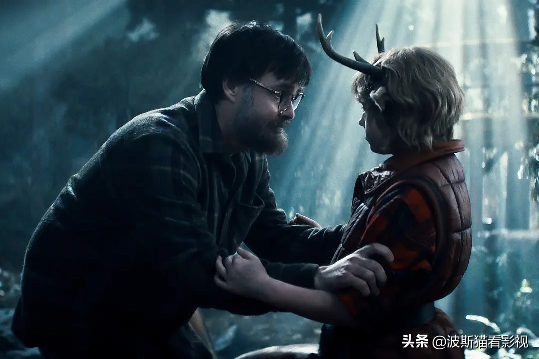 男孩一出生就长着一对鹿角,一个婴儿刚生下来就长了翅膀