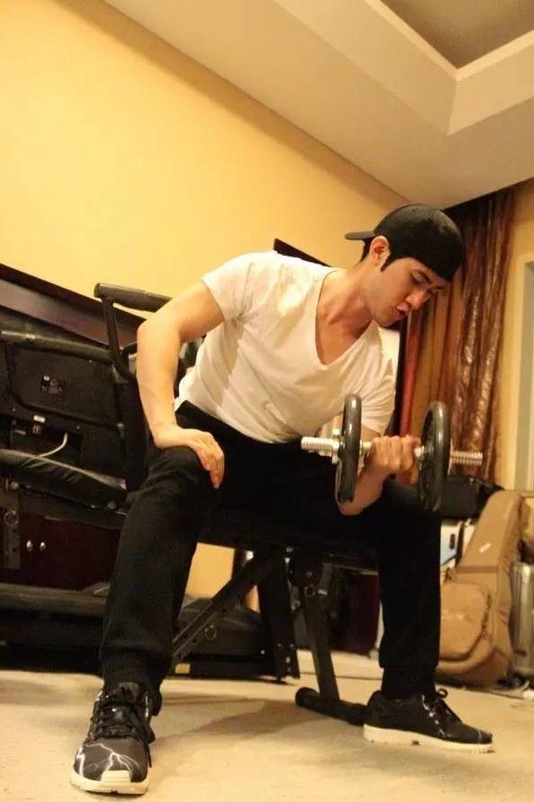 李治廷腹肌锻炼,李治廷花样健身