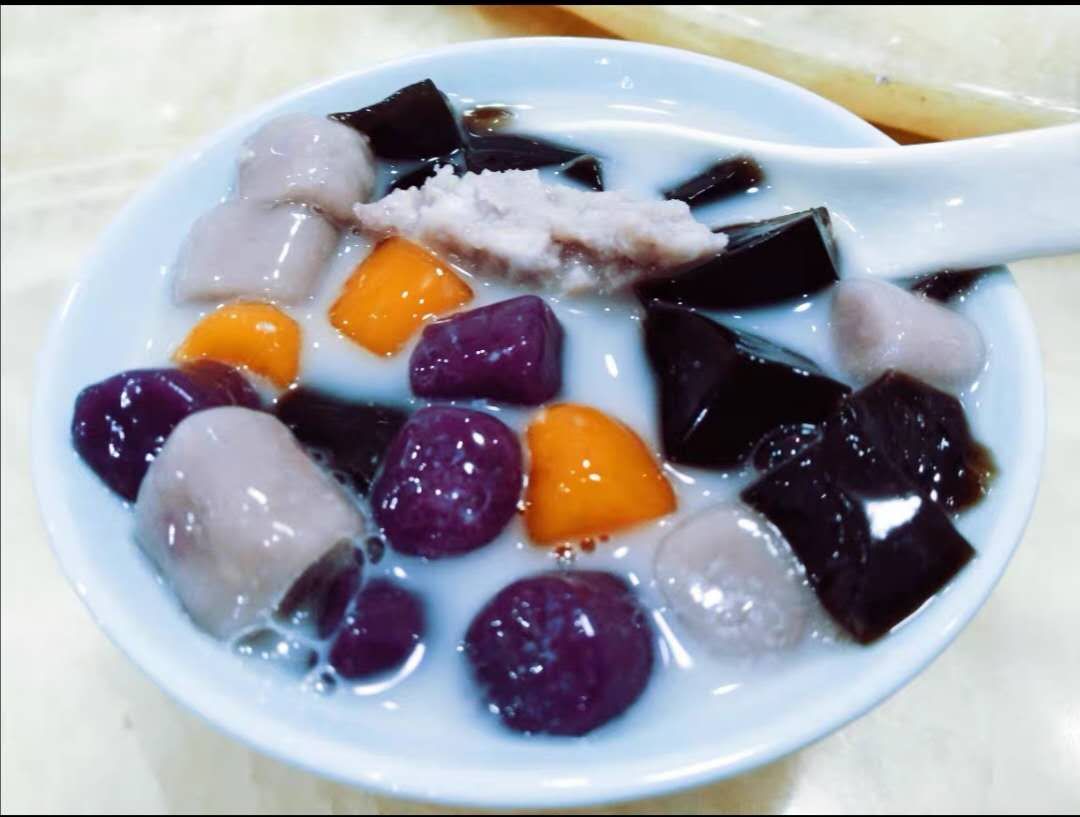 炎炎夏日来一碗冰冻黑凉粉,夏天黑凉粉的做法