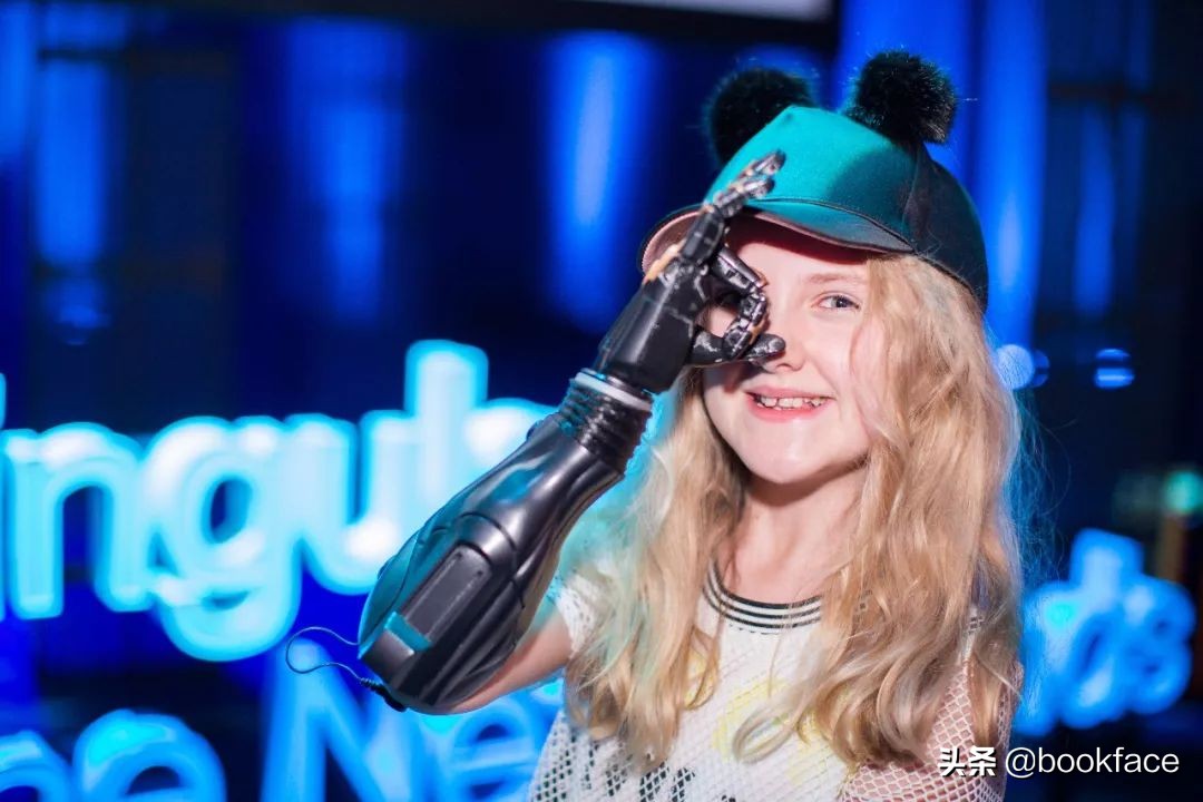 13岁无臂女孩成最酷“美妆博主”:不惧命运的人太酷了