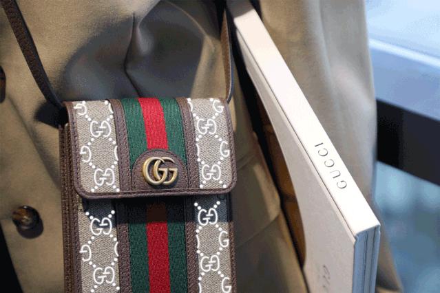 背爱马仕大牌同款包包尴尬吗,背香奈儿的包会被别人嫌弃吗