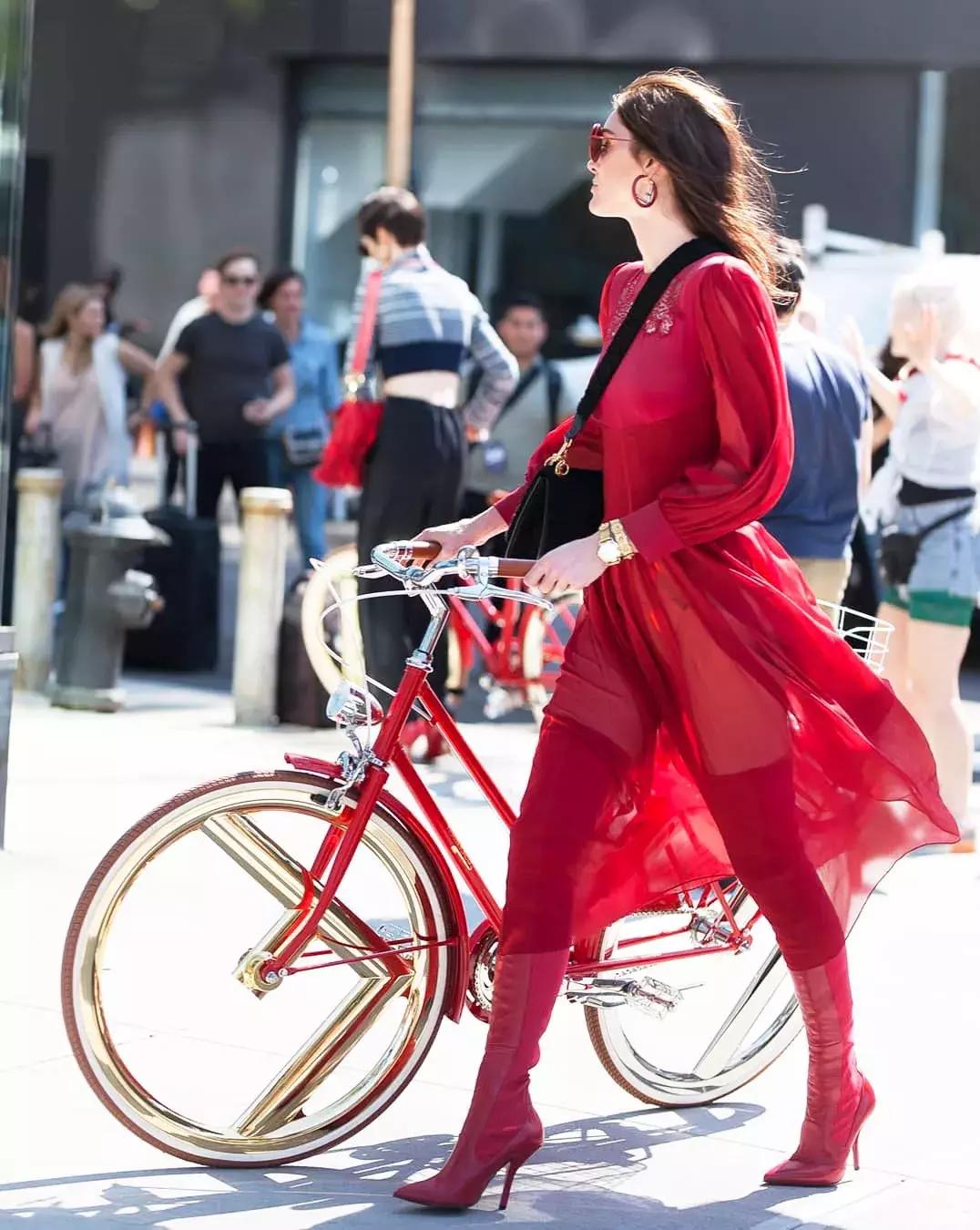 袜靴裙装解锁超能打的时髦组合,袜靴穿搭裙子