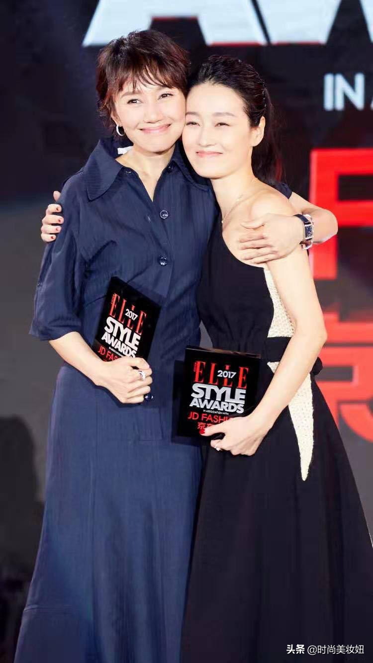 马伊琍终于换风格,马伊琍最新穿搭羽绒坎肩图片