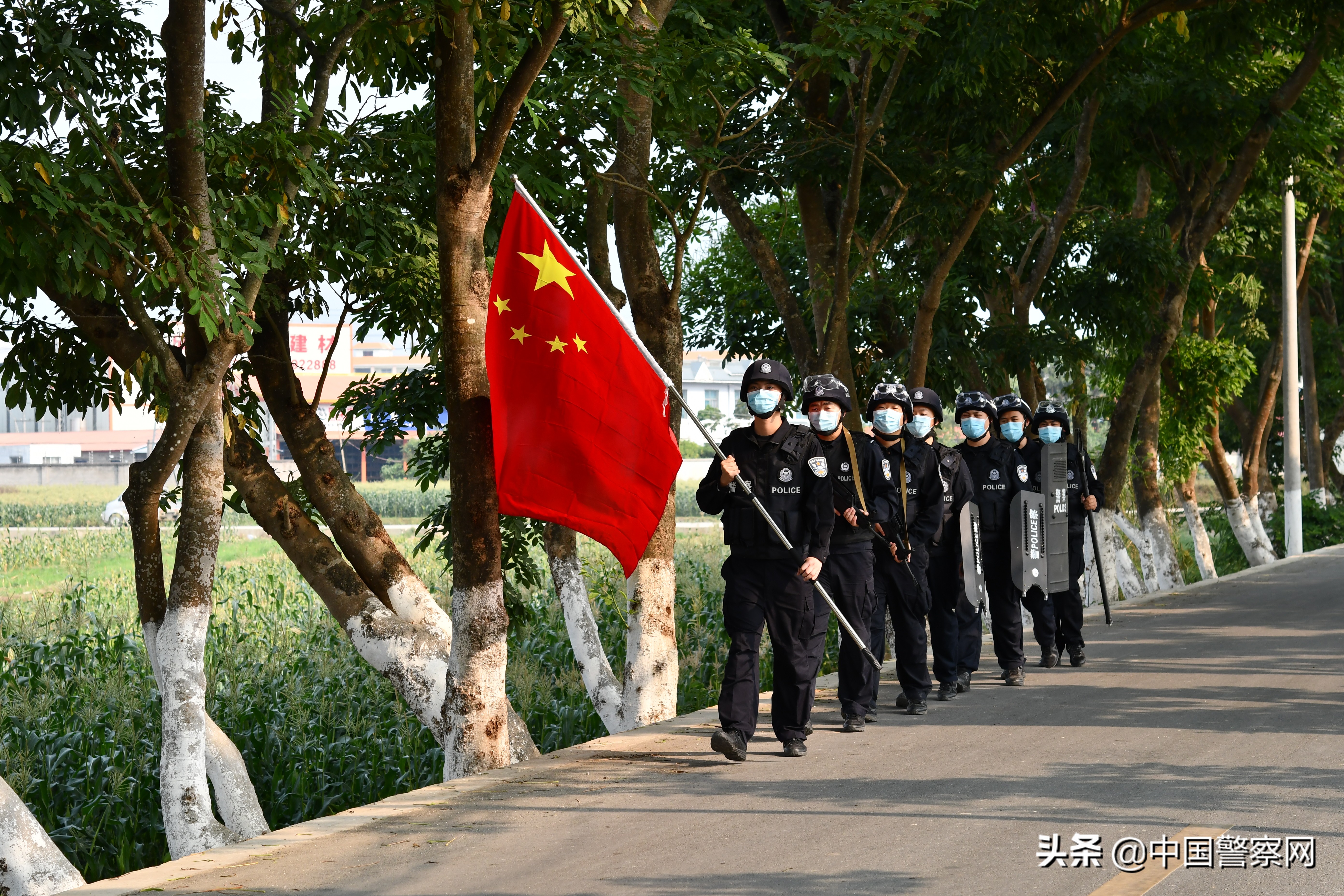 24小时坚守岗位边境线上最美的“警”色