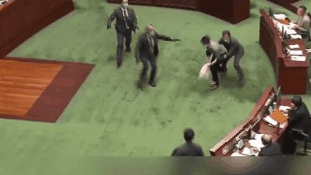 在香港立法会丢“臭弹”3名反对派议员被追讨20万港元清洁费