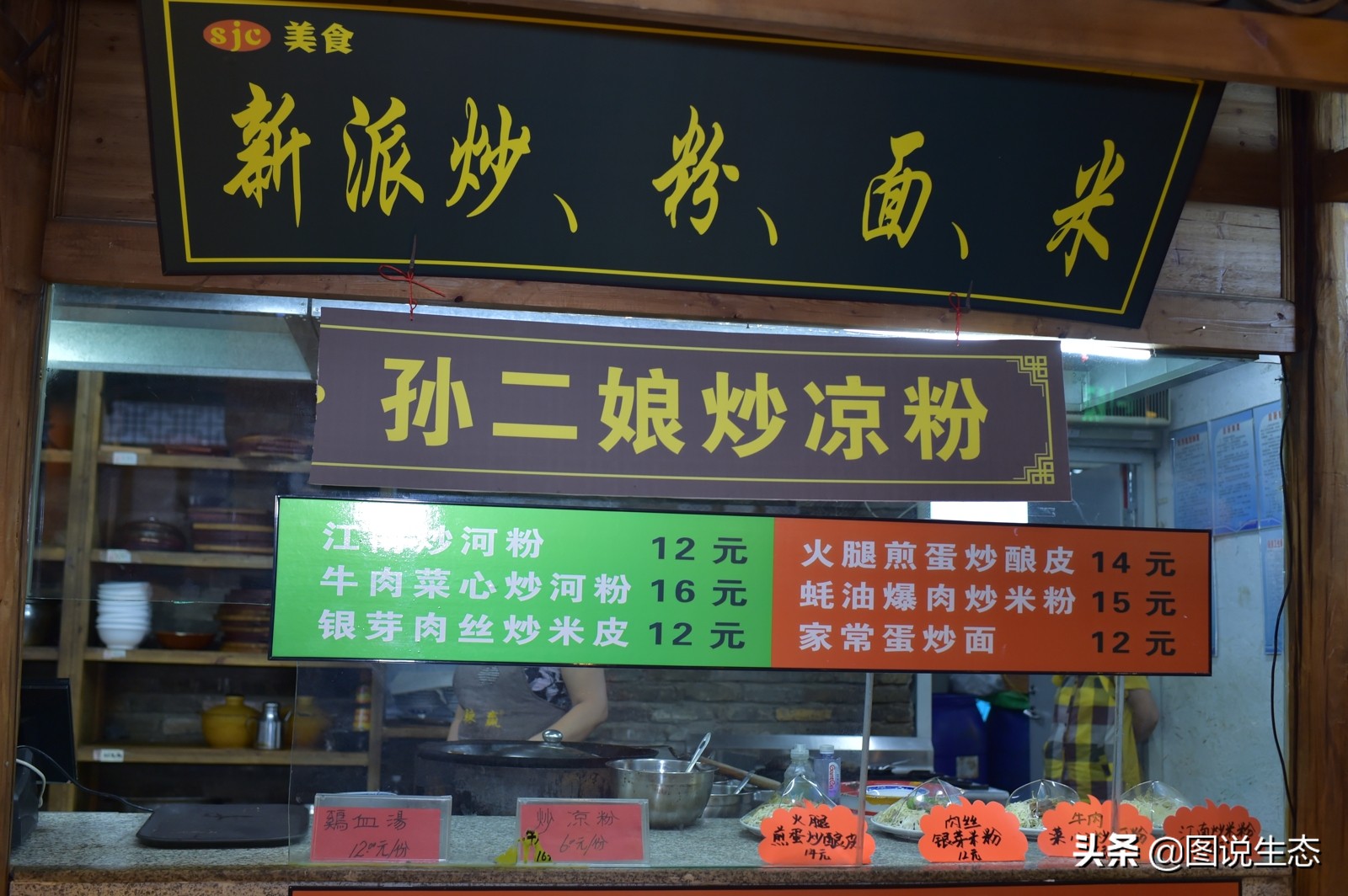 华灯初上，开封香飘夜空，叫卖声、欢笑声构成夜市版的清明上河图