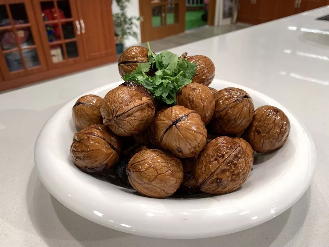 核桃发黑能用水洗吗,核桃表皮发霉了能吃吗