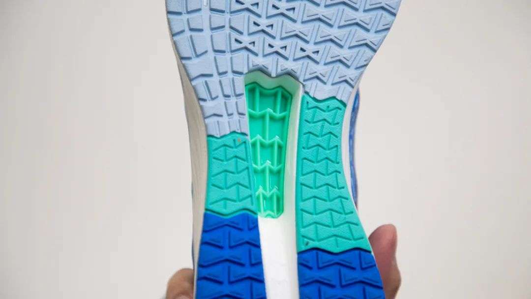 安踏和鸿星尔克跑鞋哪个穿上舒服,安踏跑鞋和鸿星尔克哪个好