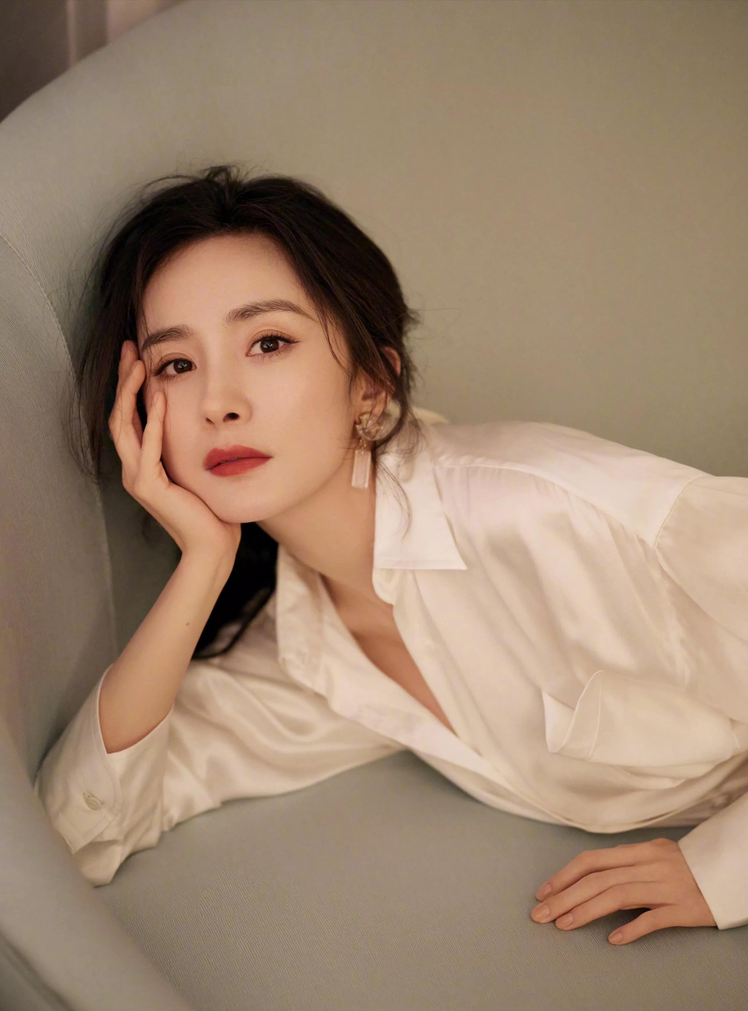 杨幂白色绸缎裙子写真视频,杨幂动感绸缎深v礼服花儿与少年