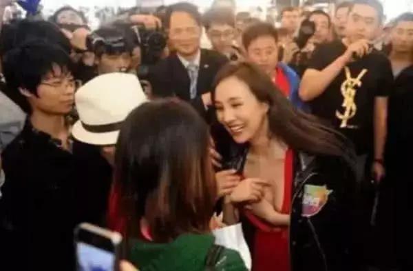 干露露穿这样出席活动，一个姿势引起大家不满，网友：太假了吧