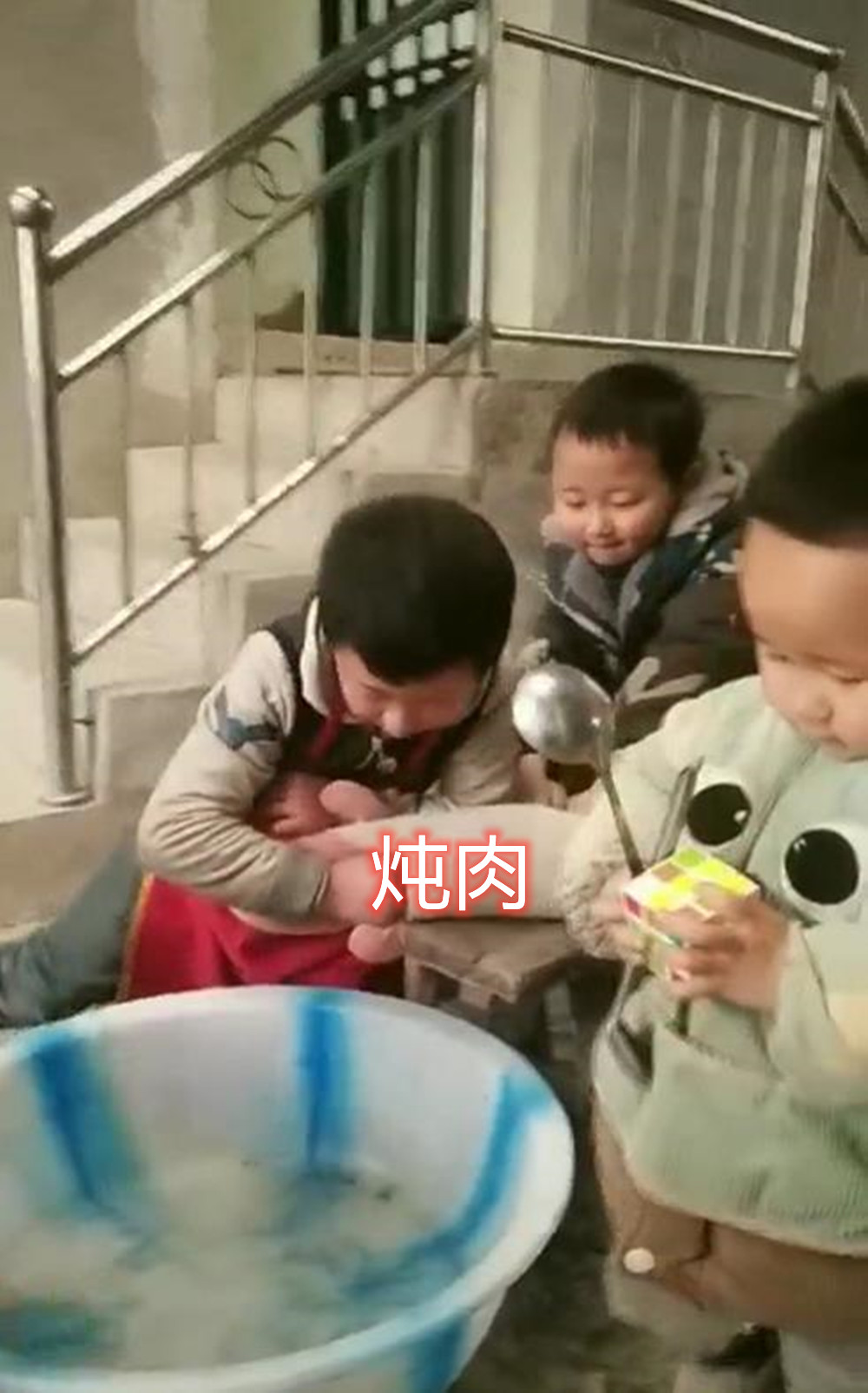 杀年猪模仿现场,四个小孩模仿杀猪捅刀表演