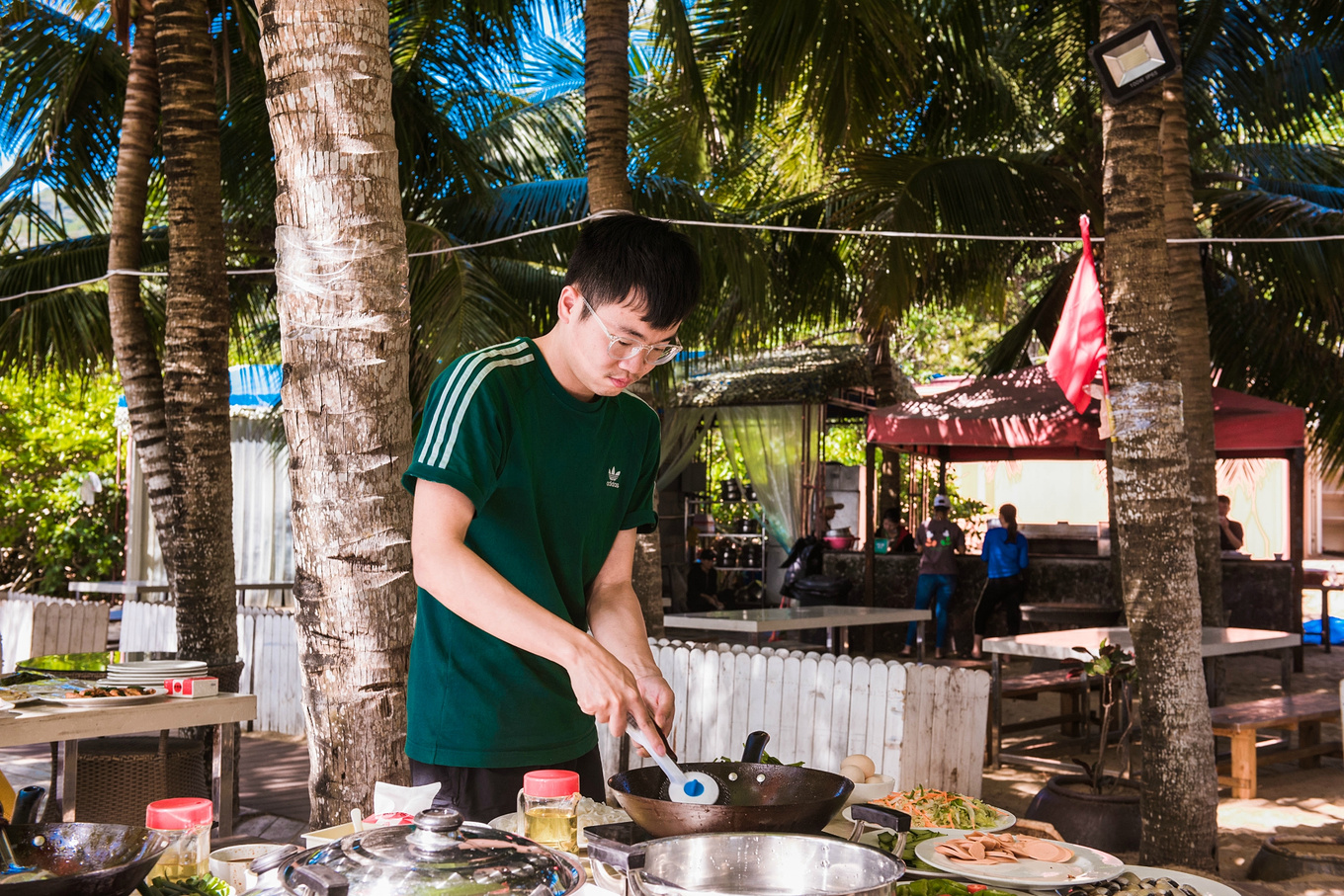 你在南方瑟瑟发抖，我在这里遛娃、看猴、赶海····