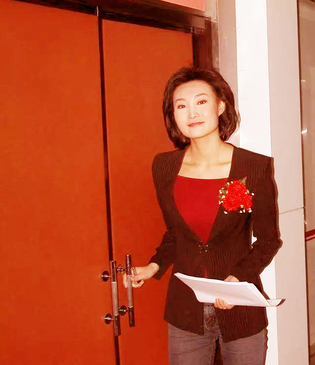 新闻联播播音员李梓萌个人简介,央视新闻主播李梓萌