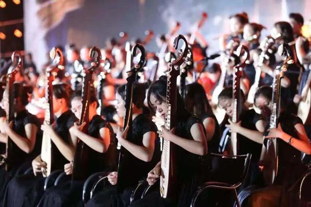 千人晚宴、体育狂欢、明星路演……玩转校园文化，尽享大学魅力！