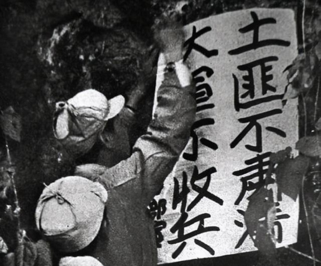 女儿收拾父亲遗物，发现一张“破烂奖状”，原来父亲是特等功臣