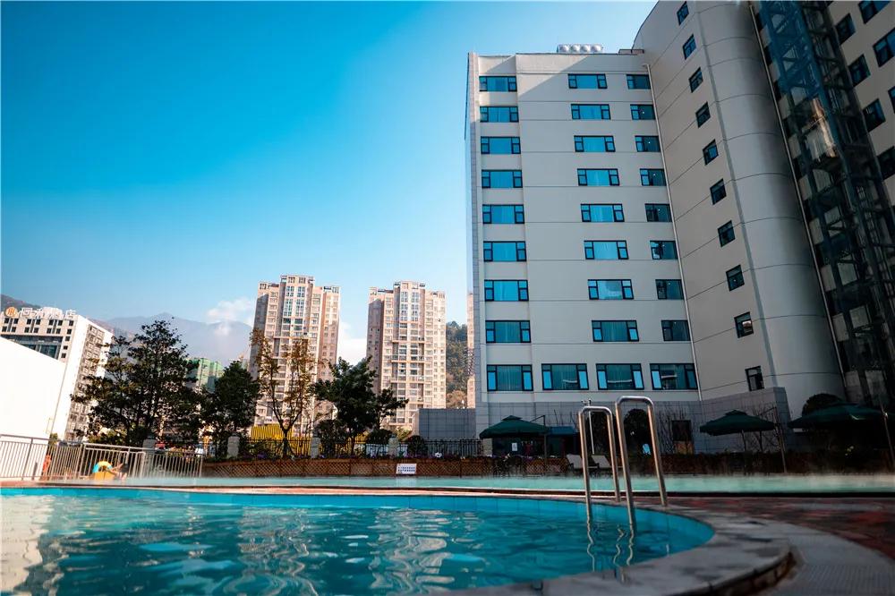 天冷温泉安排图片,温泉天冷要加衣服